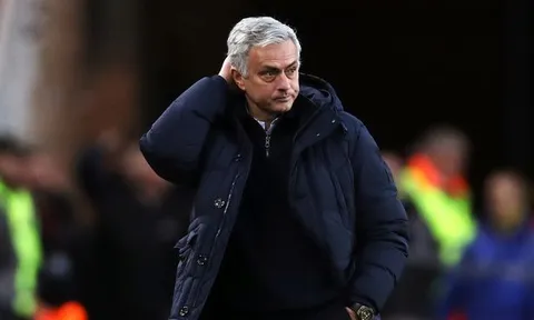 Mourinho bất ngờ điên tiết chỉ sau vài tháng ở Spurs