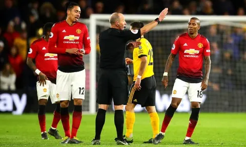 Young, Smalling rủ nhau báo hại, Man United rơi vào thế khó cuộc đua top 4
