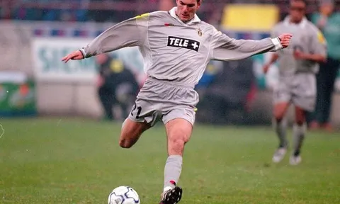 Zidane đá phạt tung lưới AS Roma
