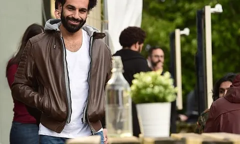 Vẻ mặt khó tin của Salah sau thất bại bẽ bàng trước Barca