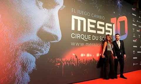Messi 'rón rén' bên vợ trong lễ ra mắt bộ phim về cuộc đời mình
