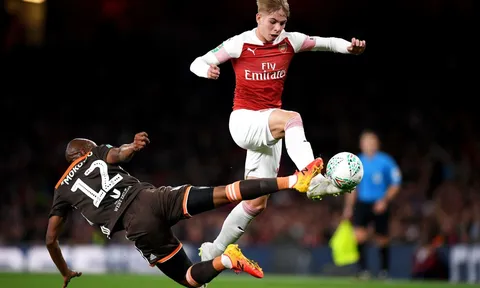 Arsenal đang giết chết "tiểu Bergkamp" của chính mình