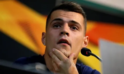 Vì sao Xhaka phải đá hậu vệ trái trước Sporting Lisbon?