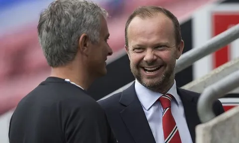Sốc! Mourinho bị sa thải vì cuộc gọi điện của 1 trụ cột Man Utd với Ed Woodward