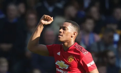 Vì Martial, Ashley Young đặt câu hỏi khó cho Deschamps