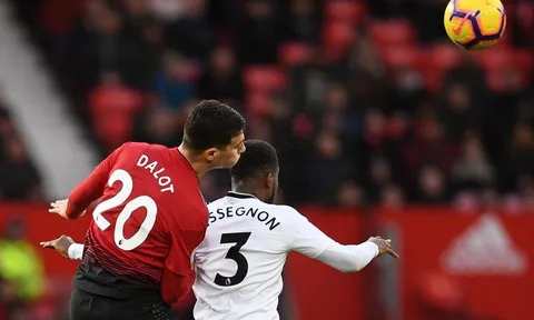 Đảo chân như rang lạc, Dalot được so sánh với Ronaldo
