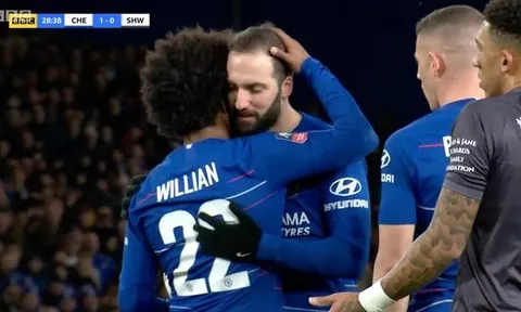 Fan Chelsea phát sốt vì 1 điều giữa Willian và Higuain trận Sheffield