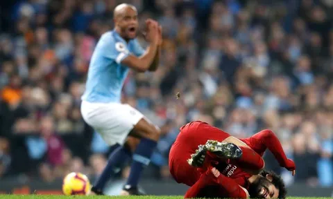 CĐV City phát cuồng vì điều Kompany nói với Salah sau pha vào bóng kinh hoàng