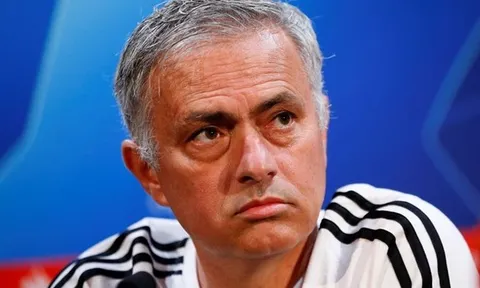 Phóng viên hỏi chuyện Zidane, Mourinho có lời đáp trả đẳng cấp