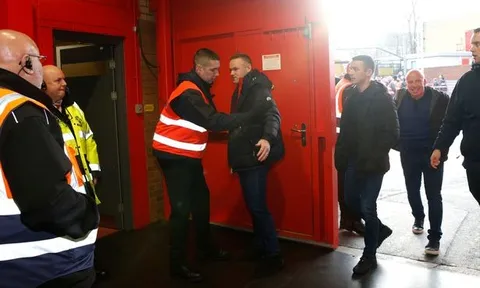 Rooney bị nhân viên an ninh "hỏi thăm" trong ngày trở lại Old Trafford