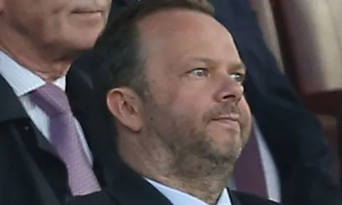 M.U thủng lưới, Ed Woodward phản ứng lạ trên khán đài