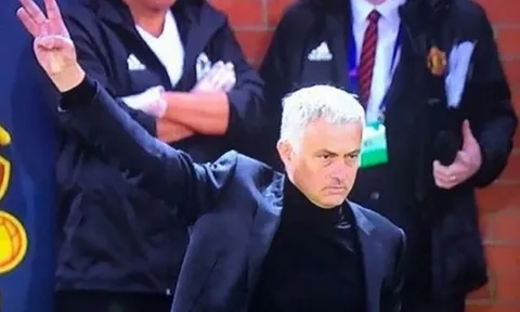 Vì sao Mourinho tiếp tục giơ 3 ngón tay trong thất bại trước Juventus?