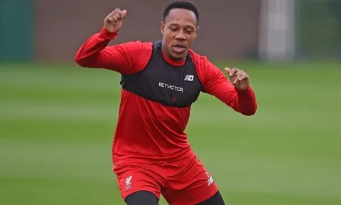 Lộ diện sao Liverpool 'bóc bánh trả tiền' cùng gái lạ