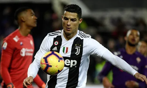 Fan nói gì trong ngày Ronaldo cân bằng kỷ lục tồn tại 60 năm?