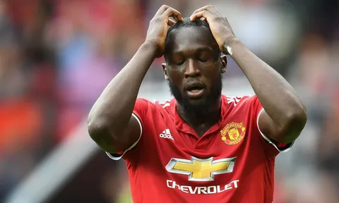 "Chi tới 736 triệu bảng, nhưng Man Utd còn cách danh hiệu cả triệu dặm"