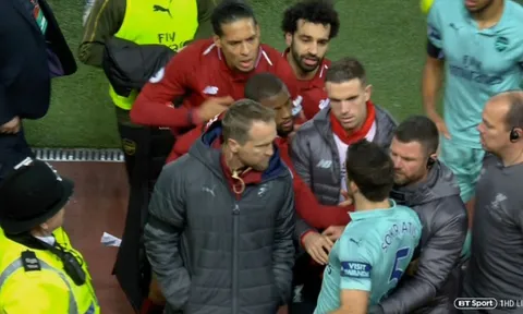 Van Dijk phá vỡ sự im lặng về nghi án 'tẩn nhau' với Sokratis