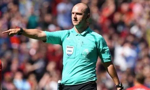SỐC: Trọng tài Premier League mất việc vì Snapchat