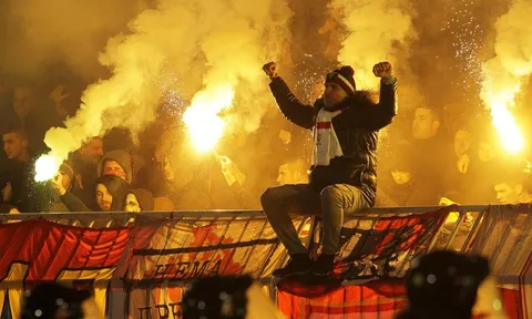 Derby thủ đô Serbia chìm trong biển máu