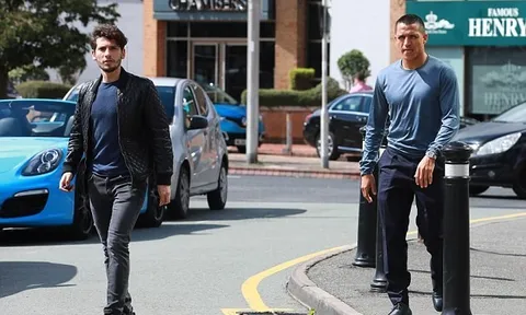Fan Man Utd nổi giận với Sanchez và Mata