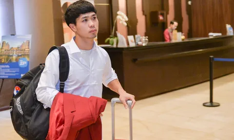 U23 Việt Nam rạng rỡ khi về nước, chỉ một người buồn rười rượi ở sân bay