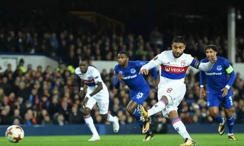 Everton 1-2 Lyon: Hỗn chiến tại Goodison Park