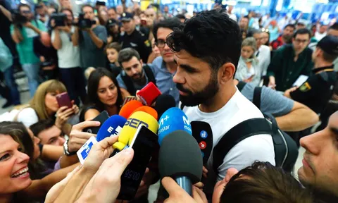 Diego Costa bị phóng viên bủa vây ở Madrid