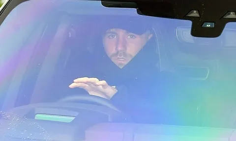 Đến sân tập Carrington với vẻ bơ phờ, Luke Shaw lại ghi điểm với Mourinho
