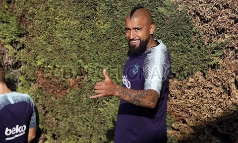 Vidal cười rạng rỡ, Rakitic tập luyện cật lực vì suất đá chính