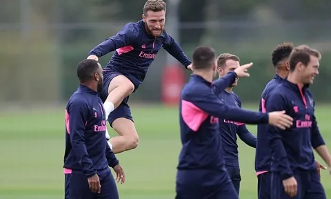 Mustafi 'song phi' đá thẳng người Lacazette