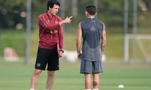 Unai Emery dặn dò kỹ lưỡng "quân bài chiến lược" trước đại chiến với Chelsea
