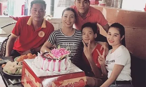 "Vua săn bàn" Tiến Linh đưa bạn gái ra mắt mẹ chồng