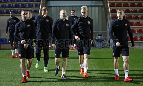 Barca tập thêm vào ban đêm trước thềm đại chiến với Sevilla