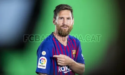 Messi khoe bản patch dành cho nhà vô địch La Liga trên áo đấu mới