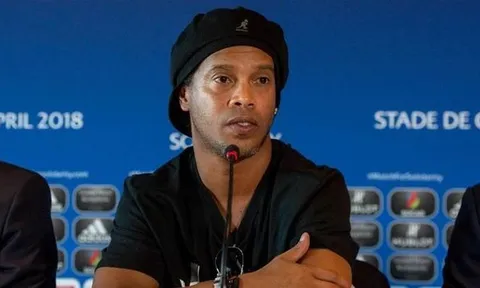 Ronaldinho bị tòa án tịch thu hộ chiếu