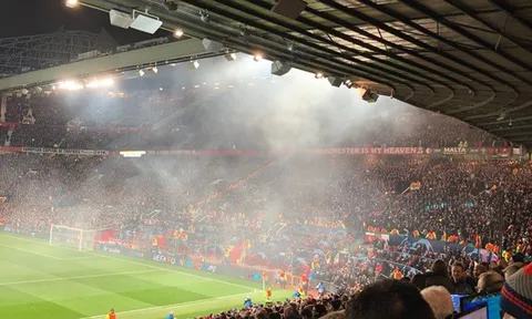'1 bầu không khí tráng lệ ở Old Trafford'
