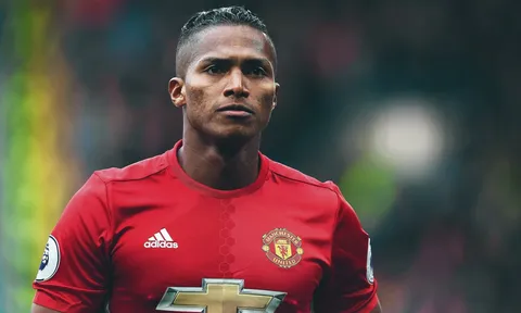Vì một hành động, Valencia khiến fan "sôi máu" hơn cả với Phil Jones