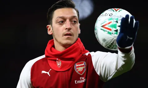 Ozil vướng scandal "nghiện" game, Unai Emery lên tiếng bảo vệ học trò