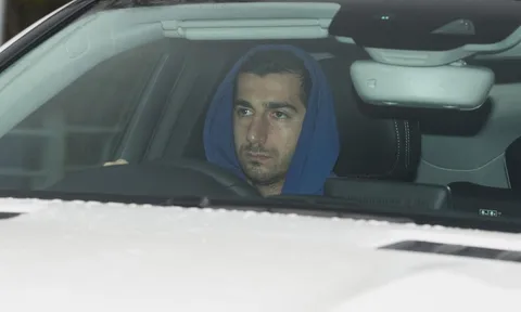 Mkhitaryan mặt "hầm hầm" lái xe đến sân tập