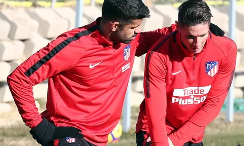 Diego Costa thân mật với Torres trên sân tập
