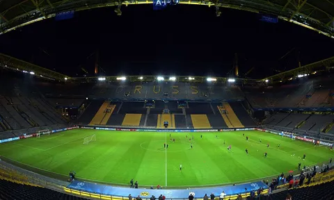 10 CLB có khán giả đến sân nhiều nhất mùa này: Dortmund vẫn vô đối