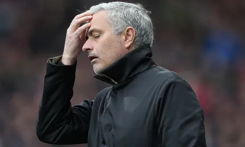 10 khoảnh khắc ấn tượng nhất vòng 9 NHA: Cái lắc đầu của Mourinho