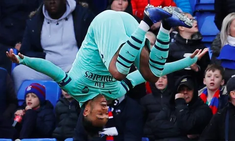 10 khoảnh khắc ấn tượng nhất vòng 10 Premier League: 'Cú Santo' của nhà Vua mới