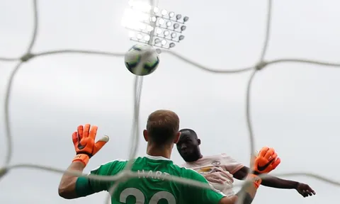 10 khoảnh khắc ấn tượng nhất vòng 4 Premier League: Ánh sáng sau cú đánh đầu