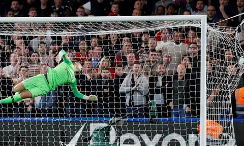 10 khoảnh khắc ấn tượng nhất vòng 7 Premier League: Làm nền cho người cũ