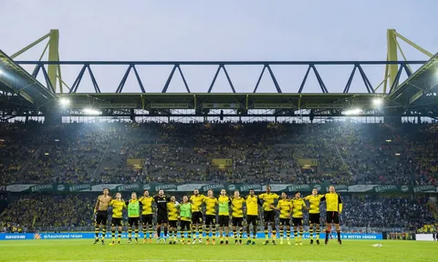 10 khoảnh khắc ấn tượng vòng 2 Bundesliga: "Chúng tôi là một gia đình"