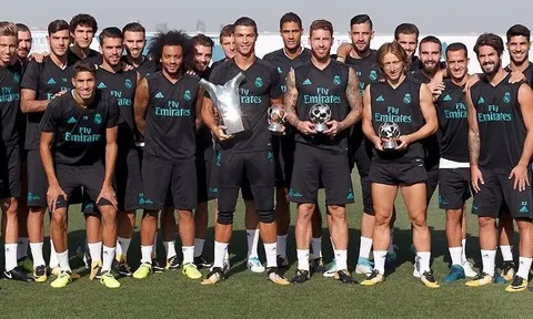 Ronaldo, Modric, Ramos 'khoe' danh hiệu trên sân tập
