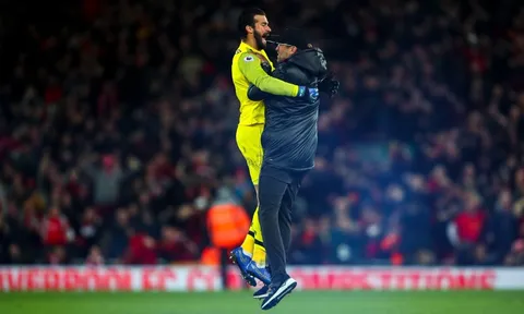 "Ăn rùa" phút bù giờ, Klopp chạy vào sân ăn mừng như thể vô địch