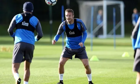 Sắp rơi vào nhóm cầm đèn đỏ, Vardy và các đồng đội vẫn... vui như hội