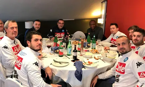 Huyền thoại Arsenal từ Mỹ sang Napoli... selfie với cầu thủ