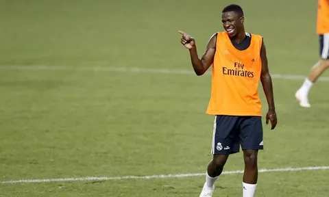 Người đại diện Vinicius PHÁ VỠ im lặng về việc quay trở lại Brazil